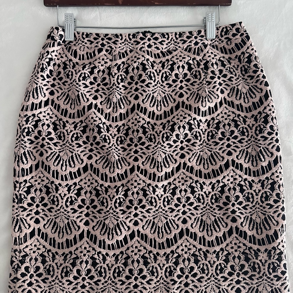 Elegant Lace Pencil Skirt - Black and blush